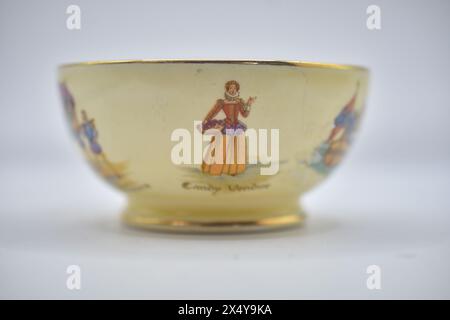 Sucrier en porcelaine antique avec des figures anglaises Banque D'Images