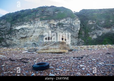 Pillbox et Driftwood abandonnés de la seconde Guerre mondiale à Blast Beach, Seaham, comté de Durham, Royaume-Uni Banque D'Images