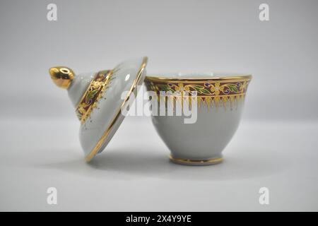 Petite tasse de thé thaï antique avec couvercle Banque D'Images