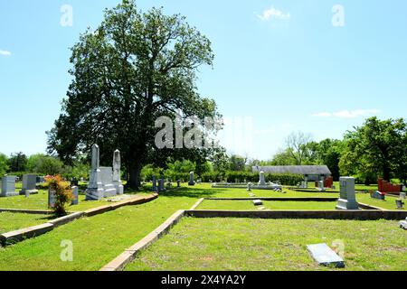 Cimetière situé à Troup, TX avec de vieilles tombes et des marqueurs Banque D'Images