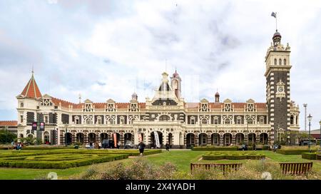 Dunedin, Nouvelle-Zélande - 9 septembre 2023 : L'emblématique gare ferroviaire de Dunedin, connue pour son architecture édouardienne distinctive aux détails complexes Banque D'Images