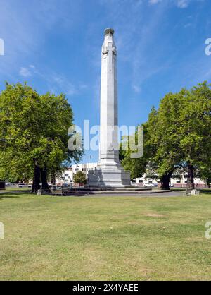Dunedin, Nouvelle-Zélande - 9 septembre 2023 : grand monument commémoratif de la guerre de l'obélisque blanc avec des sculptures détaillées à sa base, situé dans un parc luxuriant avec des couleurs vives Banque D'Images