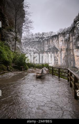 Une journée enneigée sur le site pittoresque des trois ponts naturels à Chongqing, en Chine. Ciel nuageux avec espace de copie pour le texte Banque D'Images