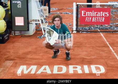 Madrid, Espagne. 5 mai 2024. Le vainqueur russe Andrey Rublev pose avec le trophée après la cérémonie de remise des prix de l'épreuve des célibataires masculins à l'Open de Madrid à Madrid, Espagne, le 5 mai 2024. Crédit : Gustavo Valiente/Xinhua/Alamy Live News Banque D'Images