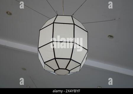 Lampe décorative suspendue minimaliste noir et blanc avec forme ronde et asymétrique Banque D'Images