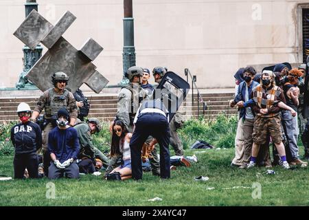 Chicago, États-Unis. 04 mai 2024. Samedi, des étudiants de l’École de l’Institut d’art (SAIC) ont émergé avec un campement de protestation sur le terrain du Chicago Art Institute. Ils protestaient pour demander à l'Art Institute de se départir du financement de la famille Crown qui détient 10% de la manufacture d'armes General Dynamics. Les manifestants étaient dans une impasse, y compris des bagarres intenses, alors que la police de Chicago entrait dans le camp pour briser le campement et procéder à des arrestations à la demande de l'Institut d'Art. Crédit : David Jank/Alamy Live News Banque D'Images