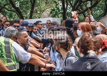 Chicago, États-Unis. 04 mai 2024. Samedi, des étudiants de l’École de l’Institut d’art (SAIC) ont émergé avec un campement de protestation sur le terrain du Chicago Art Institute. Ils protestaient pour demander à l'Art Institute de se départir du financement de la famille Crown qui détient 10% de la manufacture d'armes General Dynamics. Les manifestants étaient dans une impasse, y compris des bagarres intenses, alors que la police de Chicago entrait dans le camp pour briser le campement et procéder à des arrestations à la demande de l'Institut d'Art. Crédit : David Jank/Alamy Live News Banque D'Images