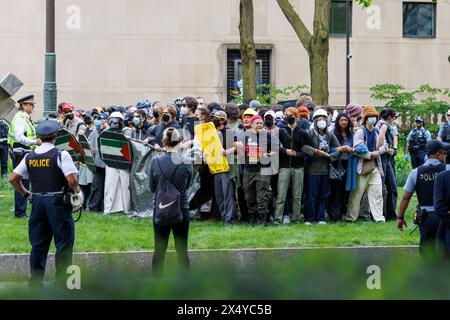 Chicago, États-Unis. 04 mai 2024. Samedi, des étudiants de l’École de l’Institut d’art (SAIC) ont émergé avec un campement de protestation sur le terrain du Chicago Art Institute. Ils protestaient pour demander à l'Art Institute de se départir du financement de la famille Crown qui détient 10% de la manufacture d'armes General Dynamics. Les manifestants étaient dans une impasse, y compris des bagarres intenses, alors que la police de Chicago entrait dans le camp pour briser le campement et procéder à des arrestations à la demande de l'Institut d'Art. Crédit : David Jank/Alamy Live News Banque D'Images