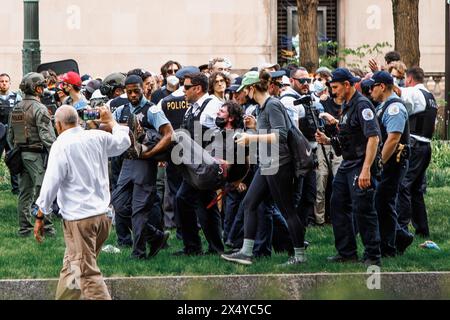 Chicago, États-Unis. 04 mai 2024. Samedi, des étudiants de l’École de l’Institut d’art (SAIC) ont émergé avec un campement de protestation sur le terrain du Chicago Art Institute. Ils protestaient pour demander à l'Art Institute de se départir du financement de la famille Crown qui détient 10% de la manufacture d'armes General Dynamics. Les manifestants étaient dans une impasse, y compris des bagarres intenses, alors que la police de Chicago entrait dans le camp pour briser le campement et procéder à des arrestations à la demande de l'Institut d'Art. Crédit : David Jank/Alamy Live News Banque D'Images