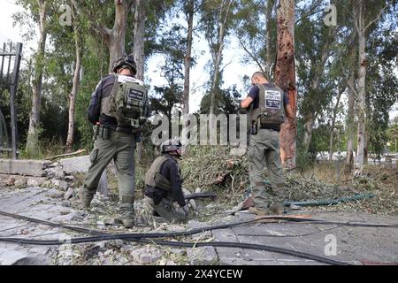 (240506) -- KIRYAT SHMONA, 6 mai 2024 (Xinhua) -- les forces de sécurité israéliennes inspectent le site d'une attaque à la roquette depuis le Liban, à Kiryat Shmona, dans le Nord d'Israël, le 5 mai 2024. Une vingtaine de roquettes ont été lancées dimanche depuis le Liban sur le nord d'Israël, endommageant les installations et provoquant des pannes de courant dans la ville de Kiryat Shmona, ont indiqué des sources israéliennes. Le groupe armé libanais Hezbollah a déclaré que ses combattants avaient ciblé la ville de Kiryat Shmona, dans le nord d’Israël, avec des dizaines de roquettes en représailles aux frappes israéliennes dans le sud du Liban, sans préciser les victimes. (David Cohen/JINI via Xinhua) Banque D'Images