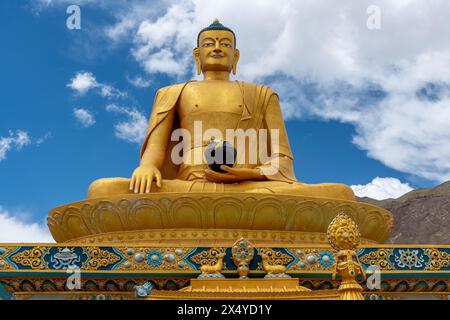 Statue de Bouddha dorée colorée au monastère Stok dans la région indienne du Ladakh près de Leh Banque D'Images