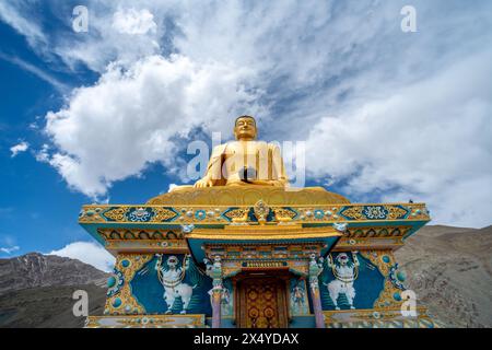 Statue de Bouddha dorée colorée au monastère Stok dans la région indienne du Ladakh près de Leh Banque D'Images