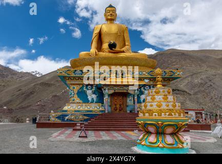 Statue de Bouddha dorée colorée au monastère Stok dans la région indienne du Ladakh près de Leh Banque D'Images