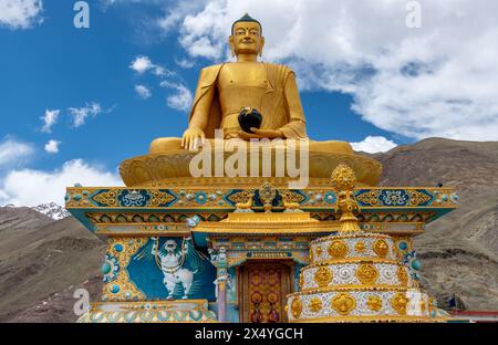 Statue de Bouddha dorée colorée au monastère Stok dans la région indienne du Ladakh près de Leh Banque D'Images