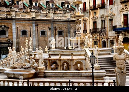 La fontaine historique Fontana Pretoria à Palerme Sicile en Italie Banque D'Images