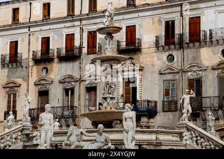 La fontaine historique Fontana Pretoria à Palerme Sicile en Italie Banque D'Images