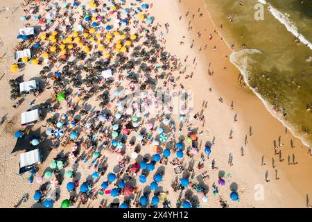 Vue de dessus de la plage bondée d'Ipanema Banque D'Images