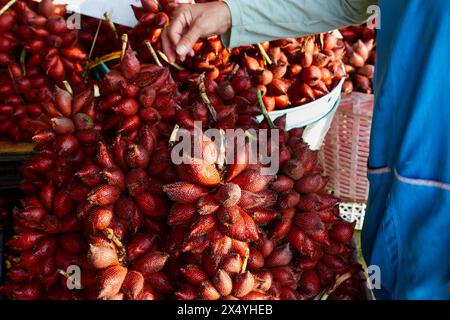 Photo plein cadre de fruits Zalacca mûrs à vendre sur le marché Banque D'Images