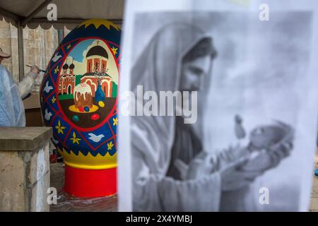 Moscou, Russie. 5 mai 2024. De jeunes artistes peignent des œufs de Pâques géants lors de la célébration de la Pâques orthodoxe au monastère Vysokopetrovsky à Moscou, en Russie Banque D'Images