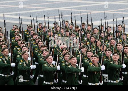 Personnel militaire russe des escadrons de parade en passant par la place du Palais pendant la répétition générale de la parade du jour de la victoire. Le 9 mai 2024, la Russie célébrera pour la 79e fois le jour de la victoire dans la Grande Guerre patriotique. Le défilé des troupes de la garnison territoriale de Pétersbourg débutera le matin du 9 mai. 78 unités de matériel militaire (dont sept de l'époque de la guerre) passeront par la place du Palais. Après cela, environ 4 500 participants au défilé marcheront devant le podium avec des vétérans et autres invités d'honneur de la fête, dont 3 000 du Minist Banque D'Images