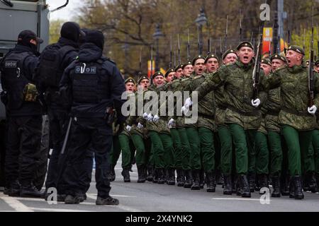 Passage des escadrons du défilé militaire russe à la place du Palais avant le début de la répétition générale du défilé de la victoire. Le 9 mai 2024, la Russie célébrera pour la 79e fois le jour de la victoire dans la Grande Guerre patriotique. Le défilé des troupes de la garnison territoriale de Pétersbourg débutera le matin du 9 mai. 78 unités de matériel militaire (dont sept de l'époque de la guerre) passeront par la place du Palais. Après cela, environ 4 500 participants au défilé marcheront devant le podium avec des vétérans et autres invités d’honneur de la fête, dont 3 000 du ministère de la Défense. I Banque D'Images