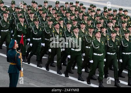 Personnel militaire russe des escadrons de parade en passant par la place du Palais pendant la répétition générale de la parade du jour de la victoire. Le 9 mai 2024, la Russie célébrera pour la 79e fois le jour de la victoire dans la Grande Guerre patriotique. Le défilé des troupes de la garnison territoriale de Pétersbourg débutera le matin du 9 mai. 78 unités de matériel militaire (dont sept de l'époque de la guerre) passeront par la place du Palais. Après cela, environ 4 500 participants au défilé marcheront devant le podium avec des vétérans et autres invités d'honneur de la fête, dont 3 000 du Minist Banque D'Images