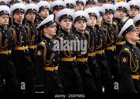 Personnel militaire russe des escadrons de parade en passant par la place du Palais pendant la répétition générale de la parade du jour de la victoire. Le 9 mai 2024, la Russie célébrera pour la 79e fois le jour de la victoire dans la Grande Guerre patriotique. Le défilé des troupes de la garnison territoriale de Pétersbourg débutera le matin du 9 mai. 78 unités de matériel militaire (dont sept de l'époque de la guerre) passeront par la place du Palais. Après cela, environ 4 500 participants au défilé marcheront devant le podium avec des vétérans et autres invités d'honneur de la fête, dont 3 000 du Minist Banque D'Images