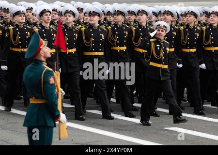 Personnel militaire russe des escadrons du défilé en passant par la place du Palais lors de la répétition générale du défilé du jour de la victoire le 9 mai 2024, la Russie célébrera le jour de la victoire dans la Grande Guerre patriotique pour la 79ème fois. Le défilé des troupes de la garnison territoriale de Pétersbourg débutera le matin du 9 mai. 78 unités de matériel militaire (dont sept de l'époque de la guerre) passeront par la place du Palais. Après cela, environ 4 500 participants au défilé marcheront devant le podium avec des vétérans et d'autres invités d'honneur de la fête, dont 3 000 du Ministr Banque D'Images