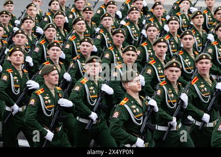 Personnel militaire russe des escadrons de parade en passant par la place du Palais pendant la répétition générale de la parade du jour de la victoire. Le 9 mai 2024, la Russie célébrera pour la 79e fois le jour de la victoire dans la Grande Guerre patriotique. Le défilé des troupes de la garnison territoriale de Pétersbourg débutera le matin du 9 mai. 78 unités de matériel militaire (dont sept de l'époque de la guerre) passeront par la place du Palais. Après cela, environ 4 500 participants au défilé marcheront devant le podium avec des vétérans et autres invités d'honneur de la fête, dont 3 000 du Minist Banque D'Images