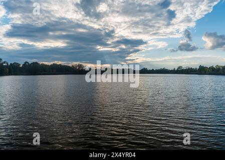 Étang avec des arbres sur fond tha au début de l'automne CHKO Poodri près de la ville d'Ostrava en république tchèque Banque D'Images