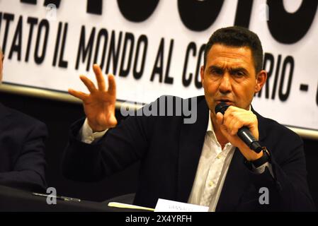 Naples, Campanie, Italie. 2 mai 2024. Le général de l'armée italienne Roberto Vannacci, candidat aux prochaines élections européennes avec Lega, le parti italien de droite présente son livre ''il Mondo al contrario'', l'événement contesté par les antagonistes des mouvements, car son livre a jugé raciste et anti LGBTQ-plus. (Crédit image : © Pasquale Gargano/Pacific Press via ZUMA Press Wire) USAGE ÉDITORIAL SEULEMENT! Non destiné à UN USAGE commercial ! Banque D'Images