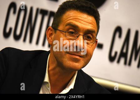 Naples, Campanie, Italie. 2 mai 2024. Le général de l'armée italienne Roberto Vannacci, candidat aux prochaines élections européennes avec Lega, le parti italien de droite présente son livre ''il Mondo al contrario'', l'événement contesté par les antagonistes des mouvements, car son livre a jugé raciste et anti LGBTQ-plus. (Crédit image : © Pasquale Gargano/Pacific Press via ZUMA Press Wire) USAGE ÉDITORIAL SEULEMENT! Non destiné à UN USAGE commercial ! Banque D'Images