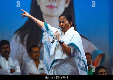 2 mai 2024, Betai, Bengale Occidental, Inde : le ministre en chef du Bengale Occidental et chef du parti Trinamool Congress (TMC) et l'un des visages les plus forts de l'opposition en Inde, Mamata Banerjee, parle lors d'une réunion publique lors d'un rassemblement de campagne électorale en soutien au député indien Mahua Moitra au stade Harichand Guruchand, prononçant un discours animé juste avant l'arrivée du premier ministre Narendra Modi à Tehatta, au Bengale occidental. Cette photo a été prise à Betai, Tehatta, Bengale occidental. (Crédit image : © Soumyabrata Roy/Pacific Press via ZUMA Press Wire) USAGE ÉDITORIAL SEULEMENT! Non destiné à UN USAGE commercial ! Banque D'Images