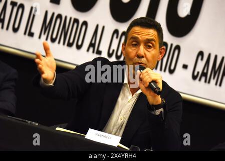 Naples, Campanie, Italie. 2 mai 2024. Le général de l'armée italienne Roberto Vannacci, candidat aux prochaines élections européennes avec Lega, le parti italien de droite présente son livre ''il Mondo al contrario'', l'événement contesté par les antagonistes des mouvements, car son livre a jugé raciste et anti LGBTQ-plus. (Crédit image : © Pasquale Gargano/Pacific Press via ZUMA Press Wire) USAGE ÉDITORIAL SEULEMENT! Non destiné à UN USAGE commercial ! Banque D'Images