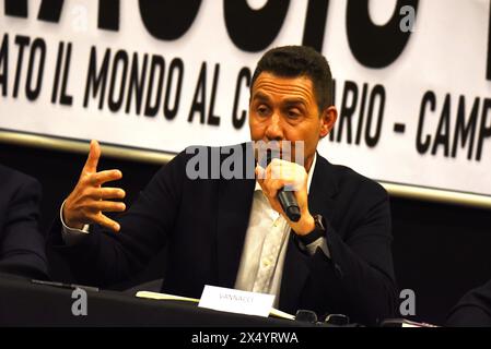 Naples, Campanie, Italie. 2 mai 2024. Le général de l'armée italienne Roberto Vannacci, candidat aux prochaines élections européennes avec Lega, le parti italien de droite présente son livre ''il Mondo al contrario'', l'événement contesté par les antagonistes des mouvements, car son livre a jugé raciste et anti LGBTQ-plus. (Crédit image : © Pasquale Gargano/Pacific Press via ZUMA Press Wire) USAGE ÉDITORIAL SEULEMENT! Non destiné à UN USAGE commercial ! Banque D'Images