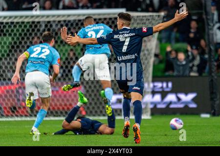 Melbourne, Australie. 5 mai 2024. Melbourne Victory v Melbourne City - 2024 Isuzu UTE A-League finale masculine série - Elimination finale 1 - AAMI Park. L'attaquant de Melbourne Victory Chris Ikonomidis (#7) fait appel à l'arbitre Alex King après que l'attaquant de Melbourne Victory Daniel Arzani (#19) a été abattu alors qu'il était en course avant lors de la finale de l'élimination masculine de la A-League 2024 entre Melbourne Victory FC et Melbourne City FC. Crédit photo : James Forrester/Alamy Live News Banque D'Images