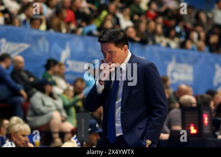 Saint-Pétersbourg, Russie. 05 mai 2024. Xavier Pascual, entraîneur-chef de Zenit vu lors du match de basket-ball de la VTB United League, le premier match de la finale 1/2 de la VTB United League, entre Zenit Saint-Pétersbourg et CSKA Moscou à 'Kck Arena'. Le score dans la série ; Zenit 0:1 CSKA (67 - 82). Crédit : SOPA images Limited/Alamy Live News Banque D'Images