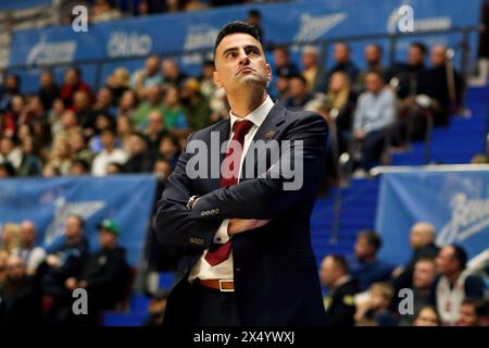 Saint-Pétersbourg, Russie. 05 mai 2024. Andreas Pistiolis, entraîneur-chef du CSKA vu lors du match de basket-ball de la VTB United League, le premier match de la finale 1/2 de la VTB United League, entre le Zenit Saint-Pétersbourg et le CSKA Moscou à 'Kck Arena'. Le score dans la série ; Zenit 0:1 CSKA (67 - 82). Crédit : SOPA images Limited/Alamy Live News Banque D'Images