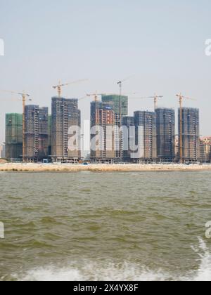 Van Pak Len, Laos - 28 mars 2024 : bâtiments résidentiels hirise sous construction sur les rives du Mékong à Van Pak Len (Laos). Banque D'Images