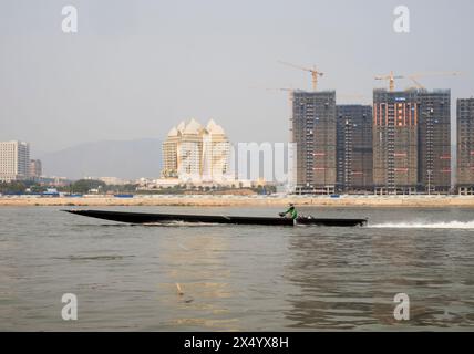 Van Pak Len, Laos - 28 mars 2024 : bâtiments résidentiels hirise sous Construccion et le casino Kings Romans (à gauche) sur les rives du Mékong Banque D'Images