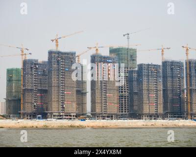 Van Pak Len, Laos - 28 mars 2024 : bâtiments résidentiels hirise sous construction sur les rives du Mékong à Van Pak Len (Laos). Banque D'Images