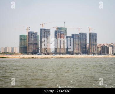 Van Pak Len, Laos - 28 mars 2024 : bâtiments résidentiels hirise sous construction sur les rives du Mékong à Van Pak Len (Laos). Banque D'Images