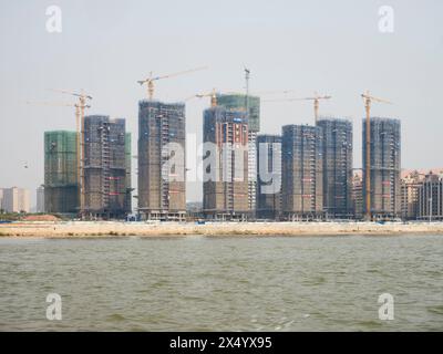 Van Pak Len, Laos - 28 mars 2024 : bâtiments résidentiels hirise sous construction sur les rives du Mékong à Van Pak Len (Laos). Banque D'Images