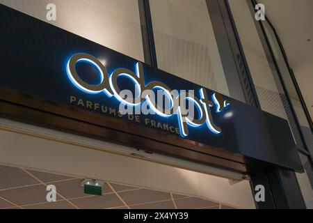 Bordeaux , France - 05 02 2024 : Adoptez parfums francais signe chaîne de texte et logo de marque drapeau français entrée du magasin de cosmétiques Adoptez' Facade sig Banque D'Images