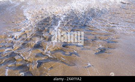 L'eau coule sur la plage de sable de Three Mile Beach, Santa Cruz, CA, USA Banque D'Images
