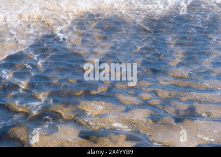 L'eau coule sur la plage de sable de Three Mile Beach, Santa Cruz, CA, USA Banque D'Images