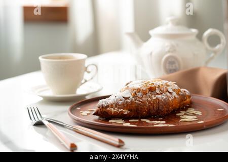 Croissant d'amandes sur plaque d'argile de près Banque D'Images