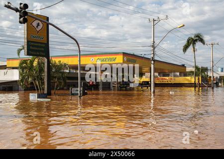 Scharlau. 5 mai 2024. Cette photo prise le 5 mai 2024 montre une vue d'une station-service inondée à Scharlau, Sao Leopoldo, dans l'état de Rio Grande do Sul, Brésil. Au moins 75 personnes sont mortes de violentes tempêtes qui ont inondé de vastes étendues de l'État du Rio Grande do Sul au sud du Brésil depuis avril 29, a déclaré l'agence de défense civile dans son dernier rapport publié dimanche. Crédit : Claudia Martini/Xinhua/Alamy Live News Banque D'Images