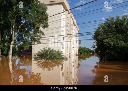 Scharlau. 5 mai 2024. Cette photo prise le 5 mai 2024 montre une vue d'une rue inondée à Scharlau, Sao Leopoldo, dans l'état de Rio Grande do Sul, Brésil. Au moins 75 personnes sont mortes de violentes tempêtes qui ont inondé de vastes étendues de l'État du Rio Grande do Sul au sud du Brésil depuis avril 29, a déclaré l'agence de défense civile dans son dernier rapport publié dimanche. Crédit : Claudia Martini/Xinhua/Alamy Live News Banque D'Images