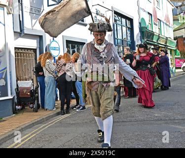 Les bateaux et les gens en robe Pirate sont vus voler le drapeau et se préparer avant le début officiel demain. Crédit photo Robert Timoney/Alamy/Liv Banque D'Images